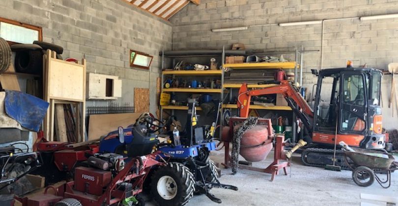 Intérieur du hangar communal, le début du rangement