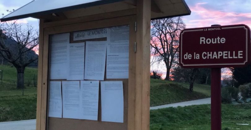 Panneau d'affichage installé au croisement de la route de la chapelle