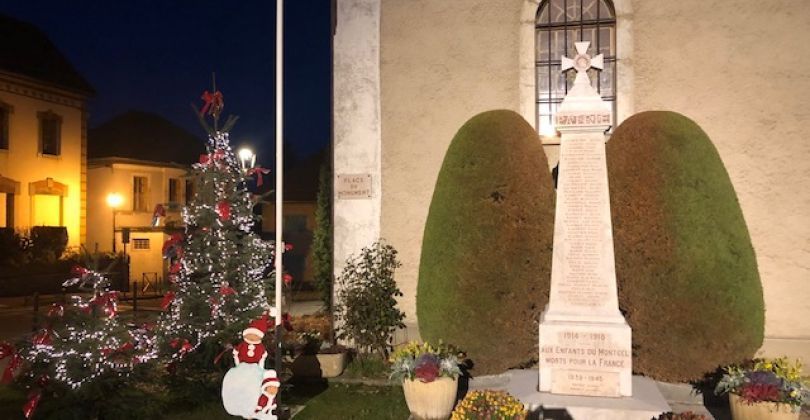 Monument aux morts éclairé.