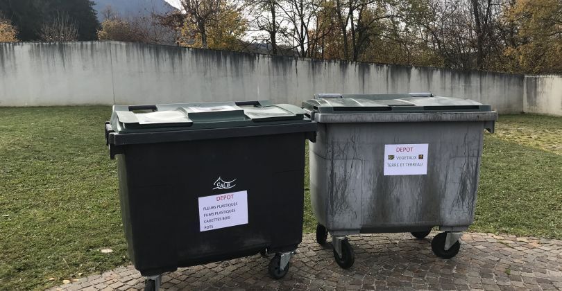 2 bacs pour le tri des déchets au cimetière